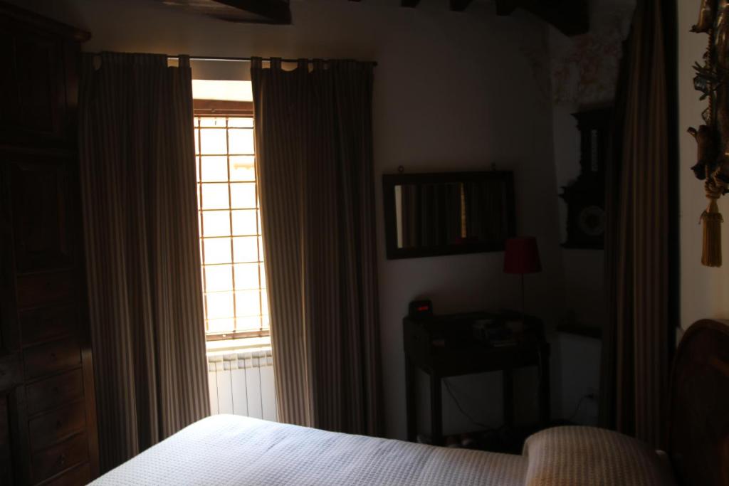 1 dormitorio con 1 cama y una ventana con cortinas en Campo dei Fiori Jewel, en Roma