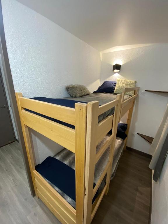 Łóżko lub łóżka w pokoju w obiekcie Antarès Location Avoriaz