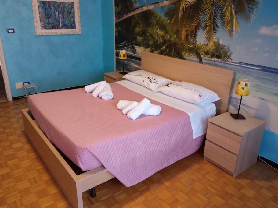 1 dormitorio con 2 camas y toallas. en La casa di Anna, en Collegno