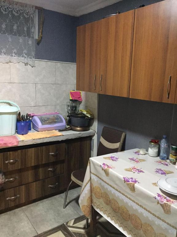 Kuchyň nebo kuchyňský kout v ubytování Mera Hostel