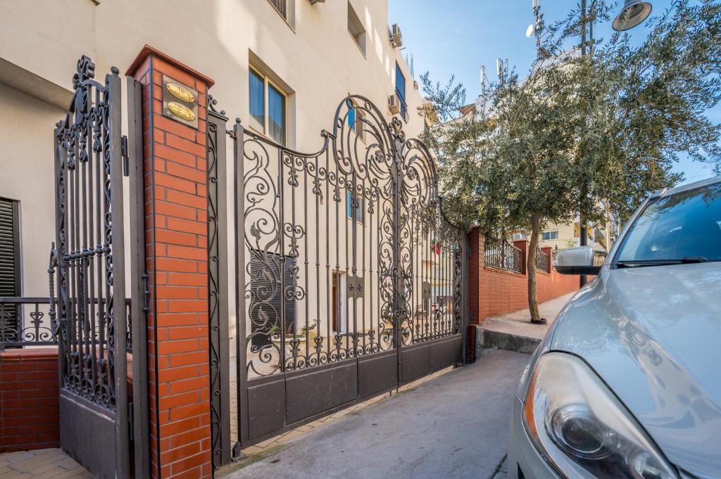 een smeedijzeren poort voor een gebouw bij Villa Olympia in Durrës