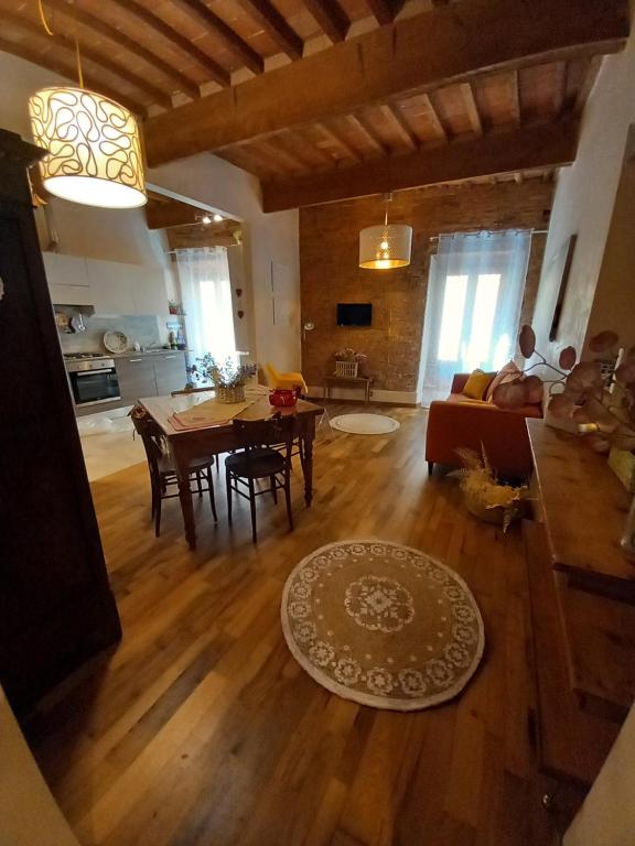 uma sala de estar com uma mesa e um sofá em Casa Clery, stile toscano, vicino a firenze em Montelupo Fiorentino