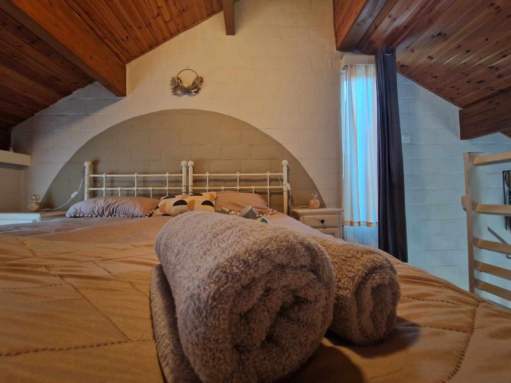 sypialnia z dużym łóżkiem w pokoju w obiekcie Bulle ivoire w mieście Hastière-par-delà