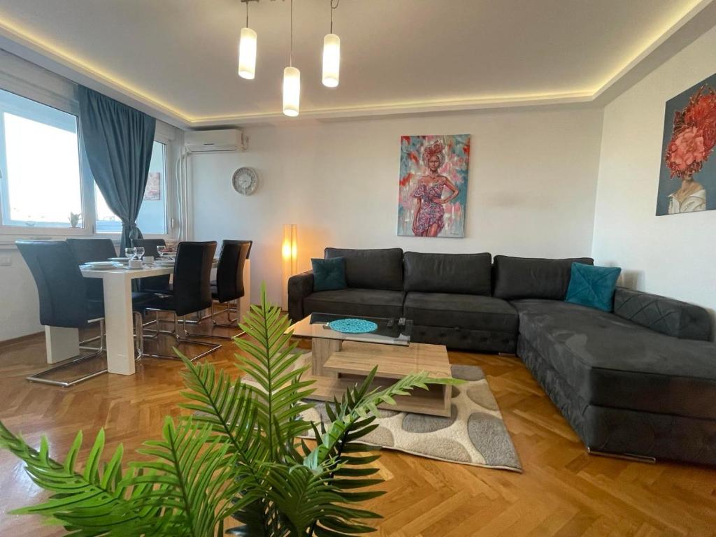 - un salon avec un canapé et une table dans l'établissement Like home2, à Belgrade