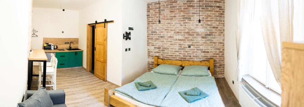 Postel nebo postele na pokoji v ubytování Penzion u Orloje