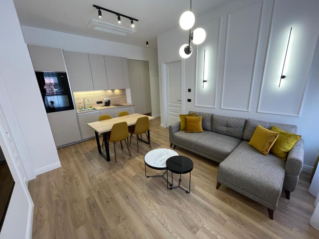 een woonkamer met een bank en een tafel bij Central Apartments Sarajevo in Sarajevo