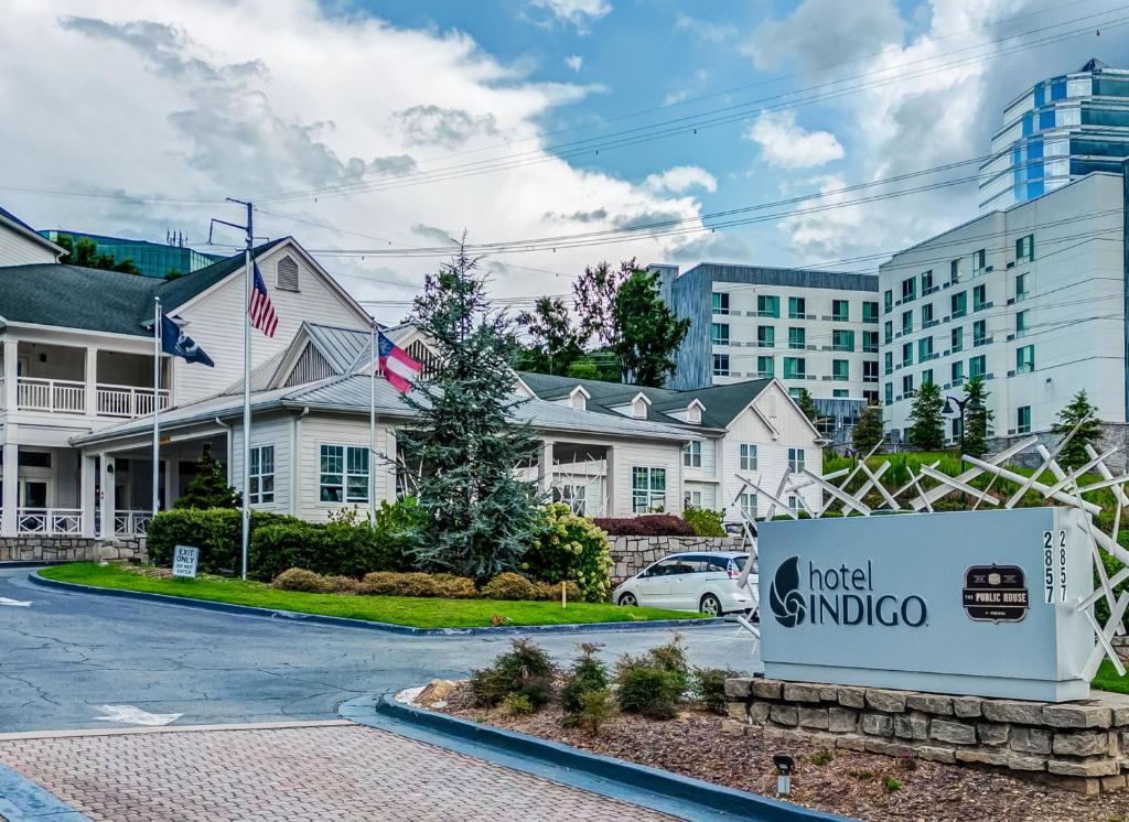un panneau d'accès à l'hôtel devant un bâtiment dans l'établissement Hotel Indigo Atlanta Vinings, an IHG Hotel, à Atlanta
