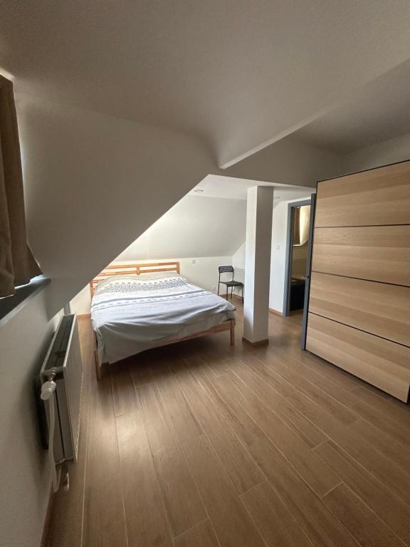 une chambre avec un lit dans un grenier dans l'établissement Elegance & Comfort Brand New Apartment near to Atomium, à Bruxelles