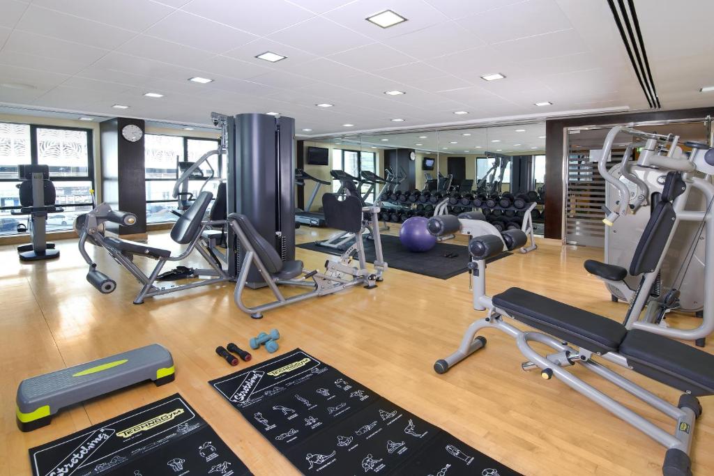 Fitness centrum a/nebo fitness zařízení v ubytování TIME Oak Hotel & Suites