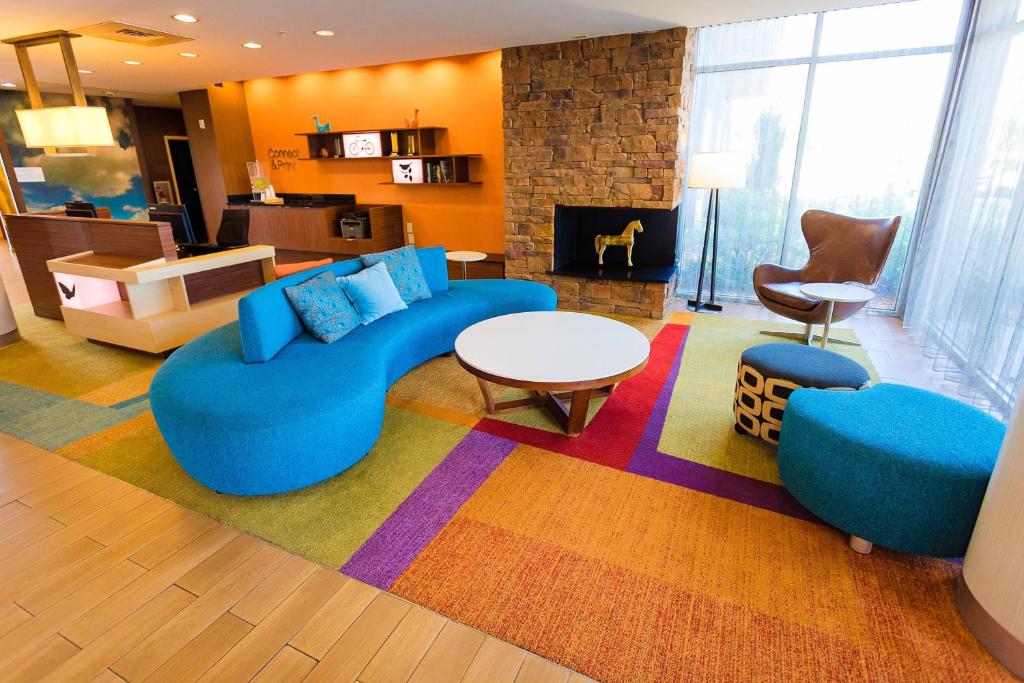 uma sala de estar com um sofá azul e uma mesa em Fairfield Inn & Suites by Marriott Athens I-65 em Athens