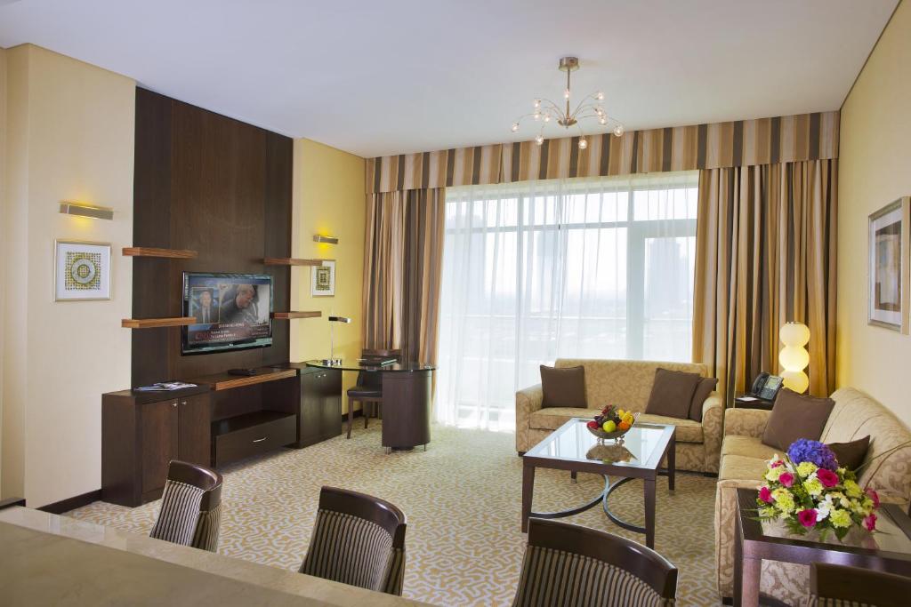 TV a/nebo společenská místnost v ubytování TIME Oak Hotel & Suites