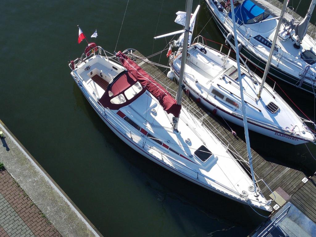 dos barcos están atracados en un muelle en el agua en Nocleg na jachcie Ada2 w Świnoujsciu, en Świnoujście