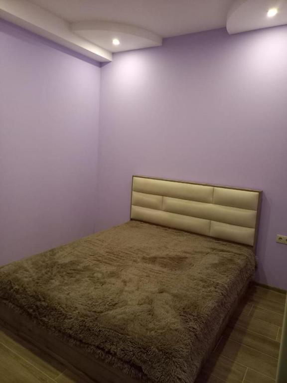 1 dormitorio con 1 cama grande en una habitación en Mados Apartment en Tiflis