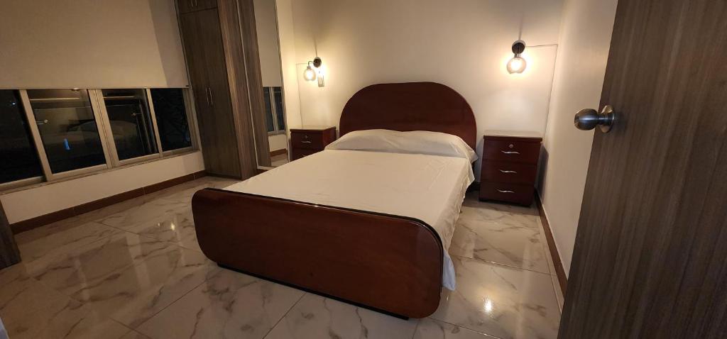 1 dormitorio con 1 cama grande y 2 mesitas de noche en Apartamento Acogedor y Moderno en Santa Rosa de Cabal