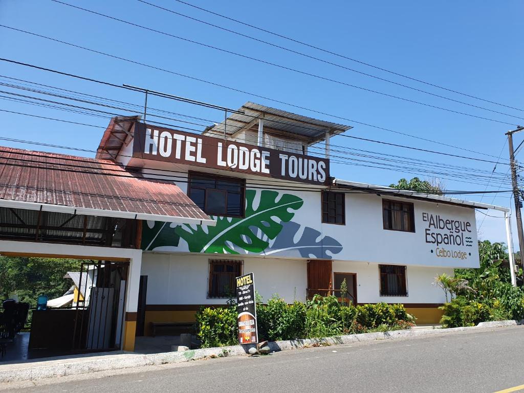 un cartel de visitas al lodge del hotel en el lateral de un edificio en Hotel El Albergue Español, en Puerto Misahuallí
