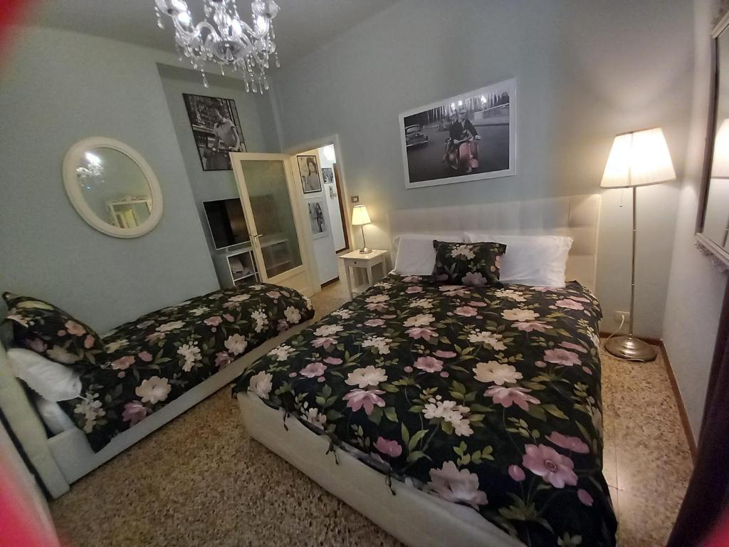 1 dormitorio con cama y espejo en Italian Vintage House, en Como