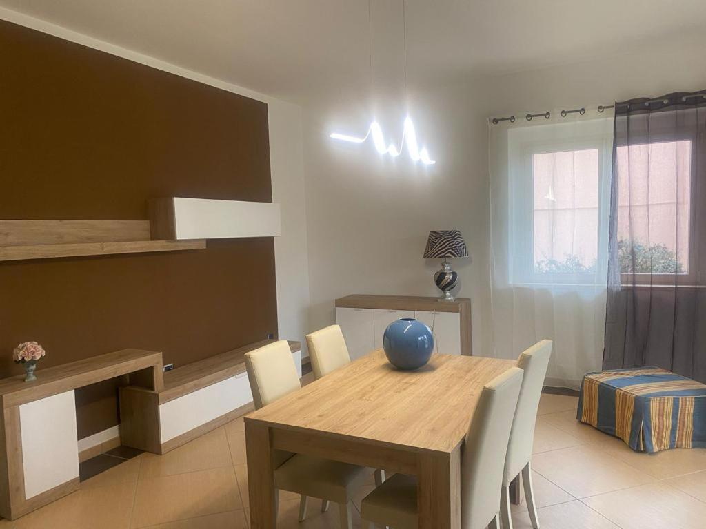 - une salle à manger avec une table et des chaises en bois dans l'établissement La Casa di Anna, à Avilla