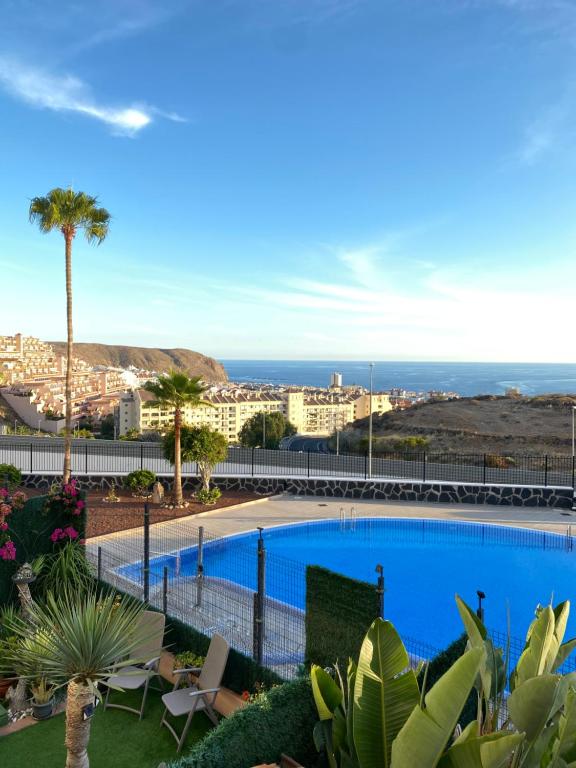 una piscina con vista sull'oceano di Golden Suite Ocean View & Pool a Los Cristianos