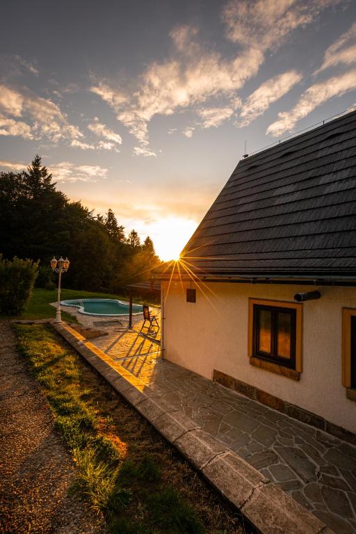 Bazén v ubytování Chata Zvoneček nebo v jeho okolí