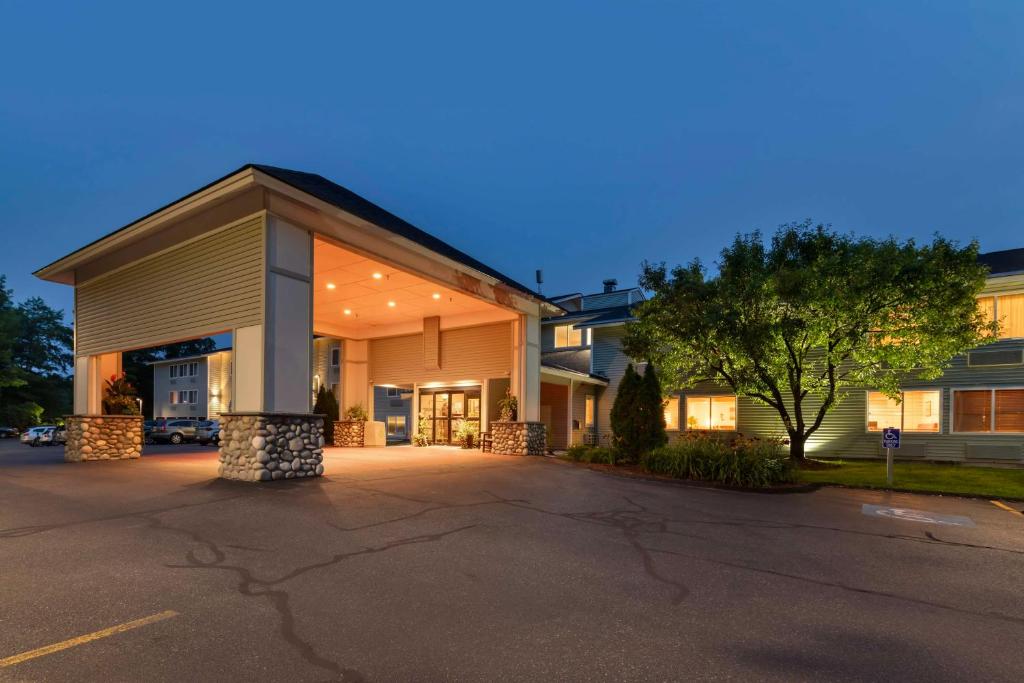 a parking lot in front of a building at Best Western Plus Windjammer Inn & Conference Center in Burlington