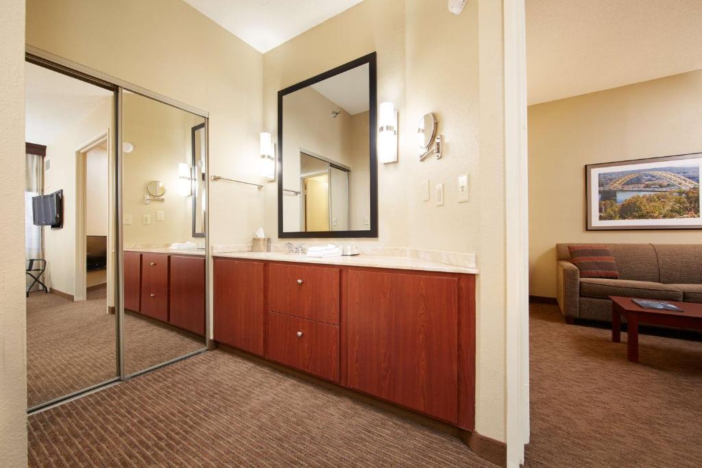 DoubleTree Suites by Hilton Hotel Cincinnati - Blue Ash - One-Bedroom King Suite - Disability Access