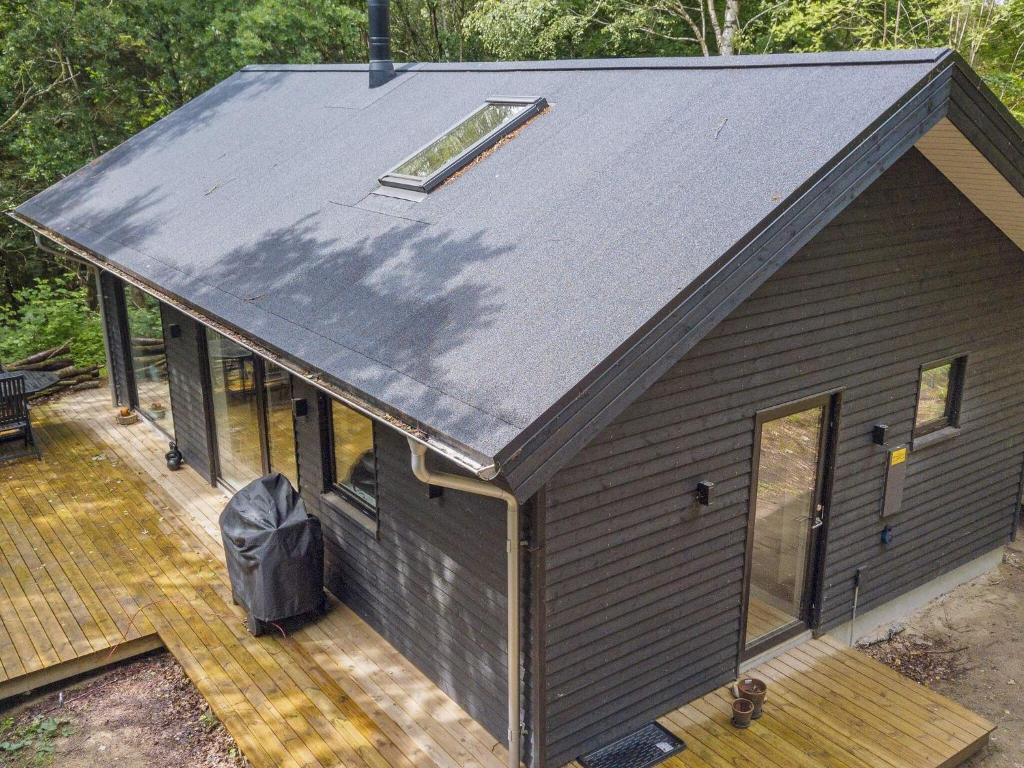 een huis met een metalen dak op een dek bij Holiday home Aars III in Års
