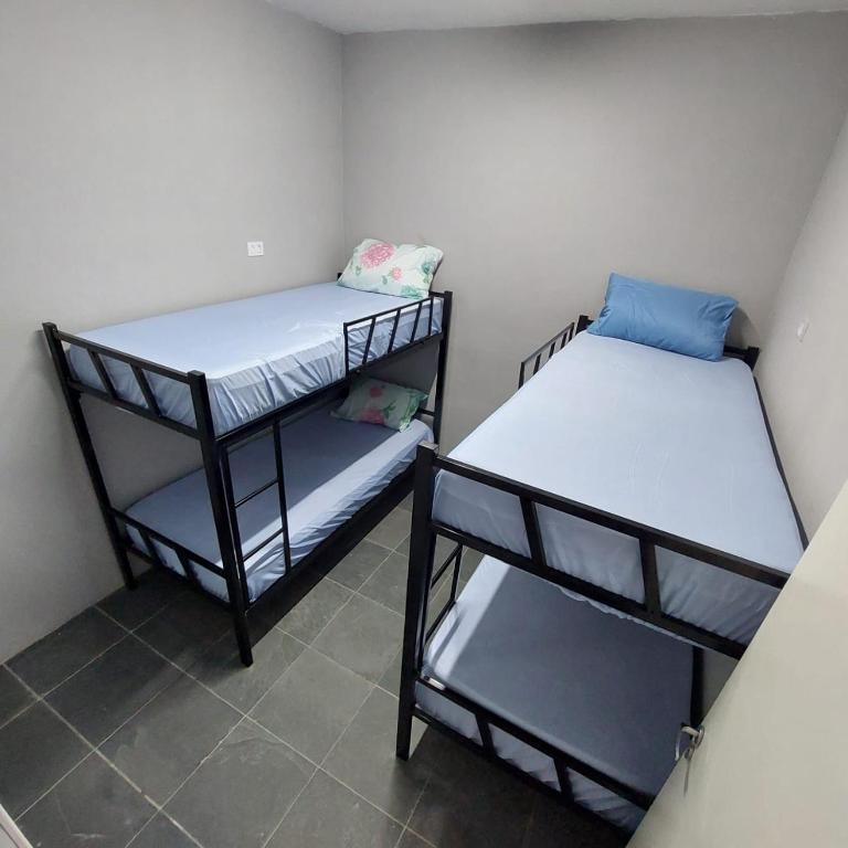 Hostel Vila Brás - 男性宿舍间的双层床