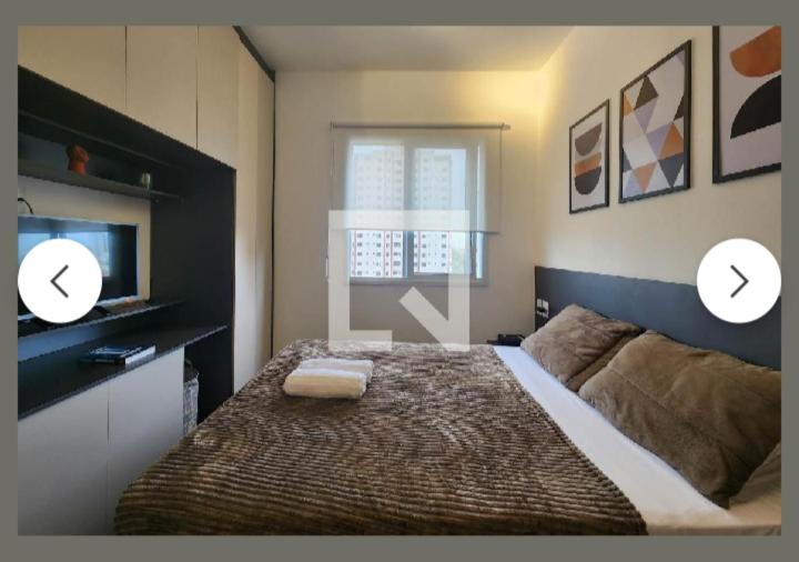 - une chambre avec un grand lit et une télévision dans l'établissement Sucesso! Home Studio em São Caetano do Sul, à São Caetano do Sul