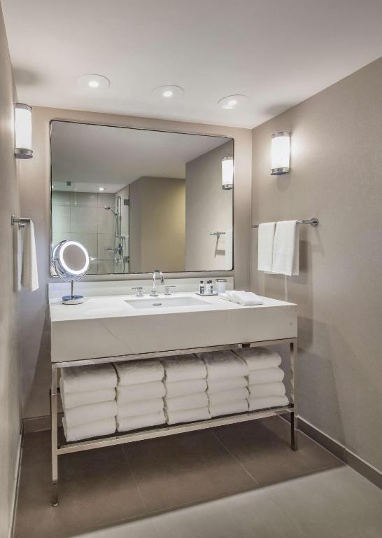 The Marquette Hotel, Curio Collection by Hilton - Deluxe King Room