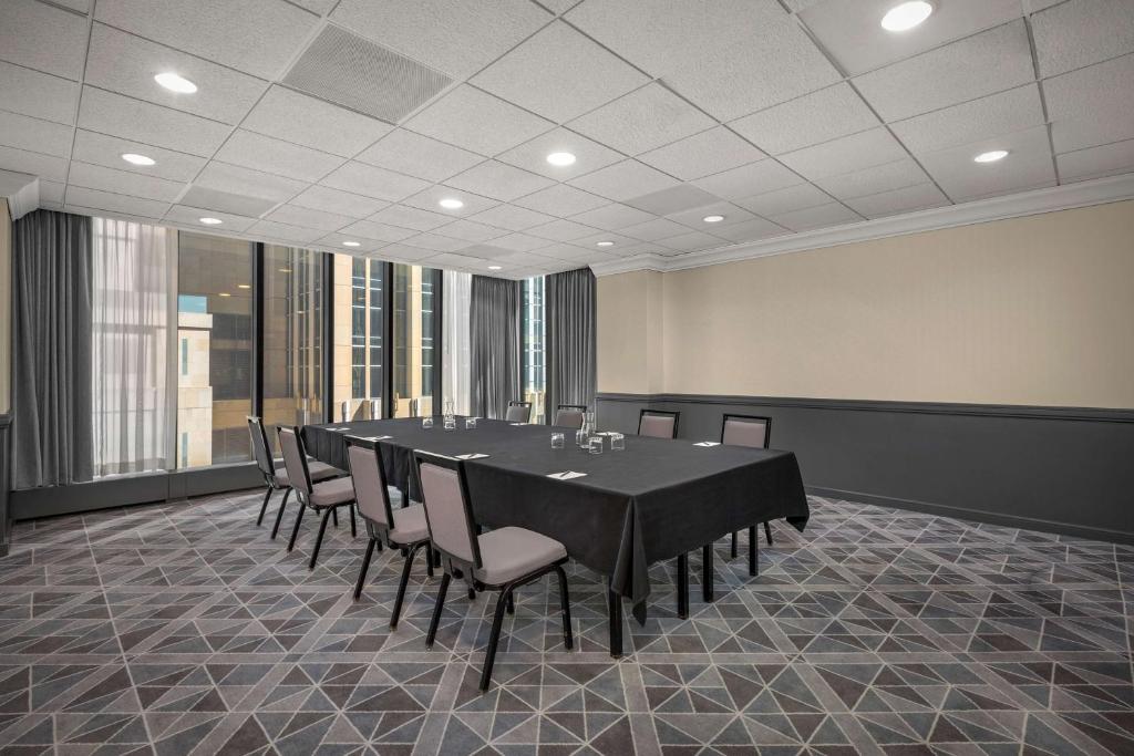The Marquette Hotel, Curio Collection by Hilton photo