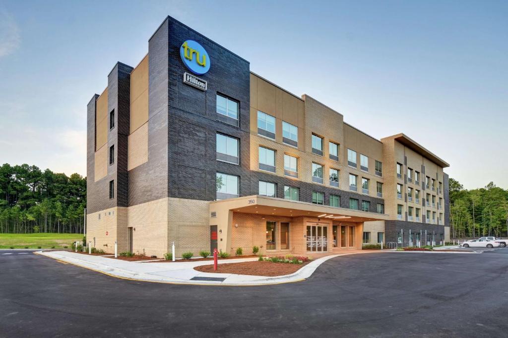 莫里斯维尔Tru By Hilton Raleigh Durham Airport的一座办公室,上面有一个谷歌标志