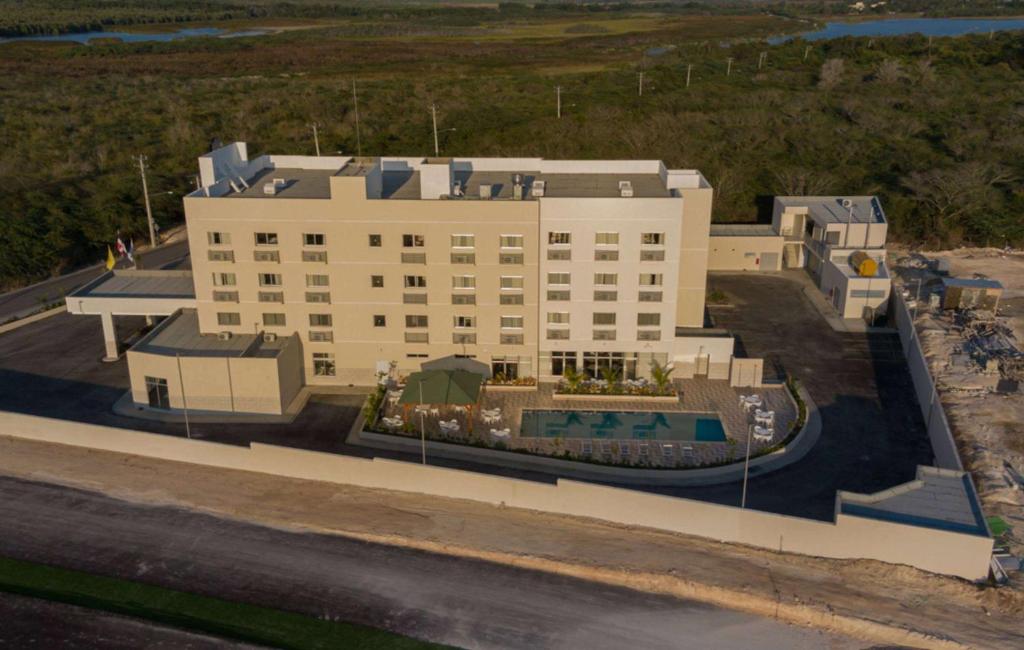 Bazén v ubytování Super 8 by Wyndham Manzanillo nebo v jeho okolí