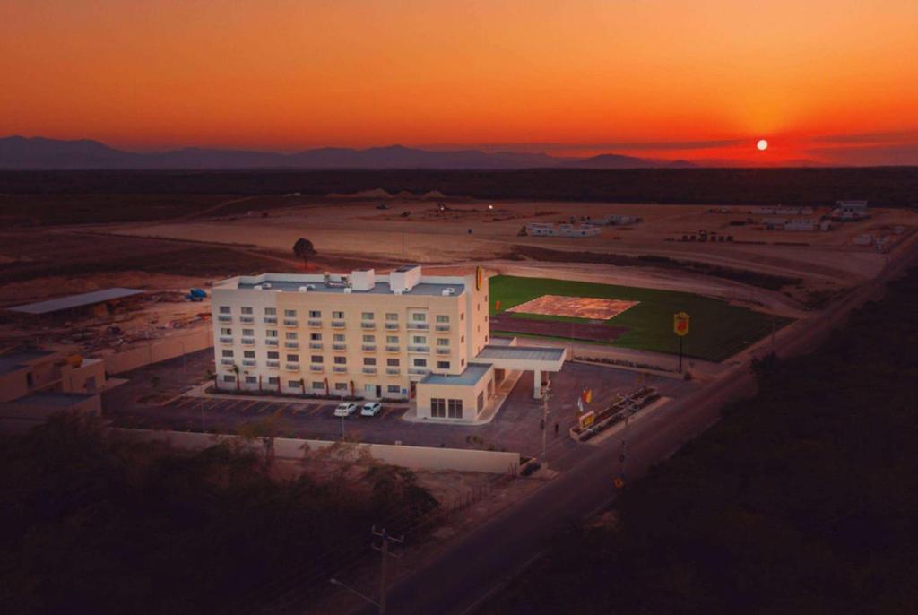 Východ nebo západ slunce při pohledu z hotelu nebo okolí