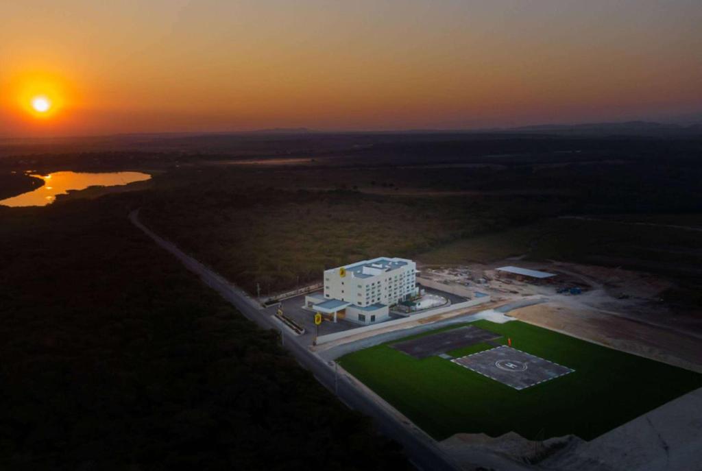 Východ nebo západ slunce při pohledu z hotelu nebo okolí