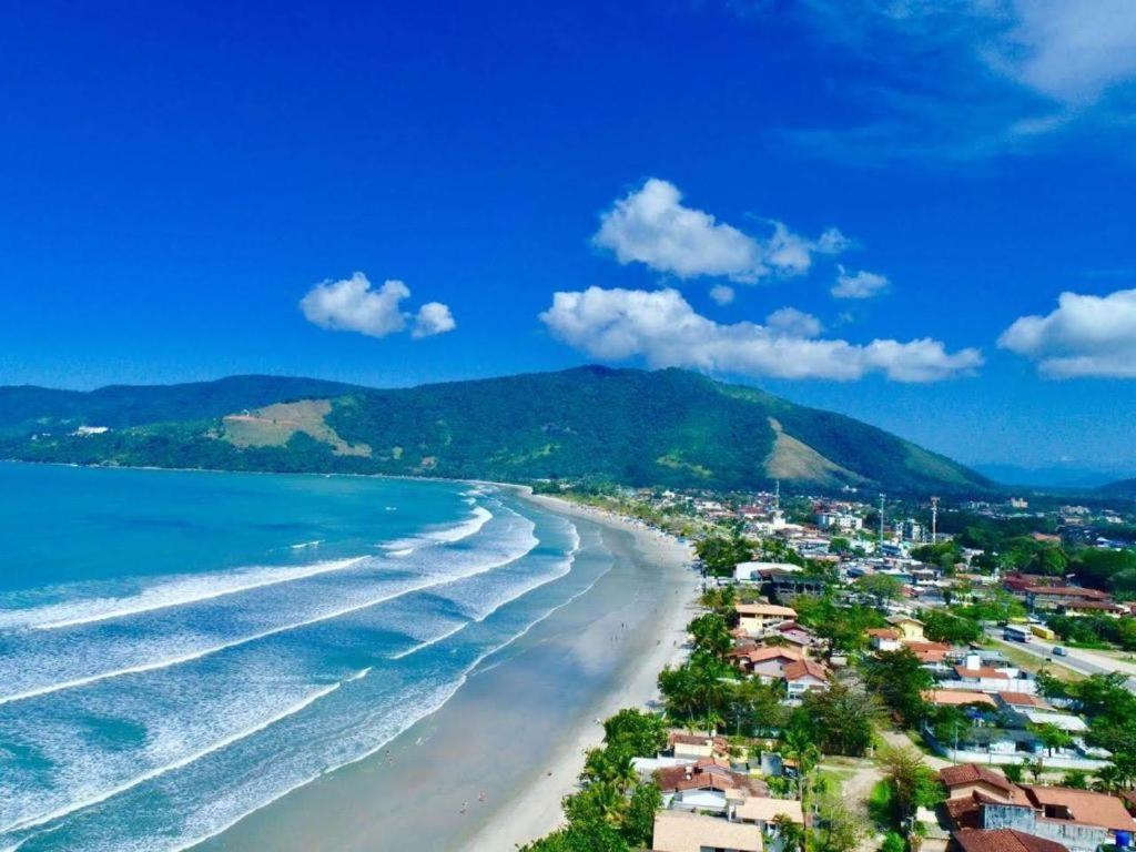a view of a beach with houses and the ocean at Área vip maranduba in Ubatuba