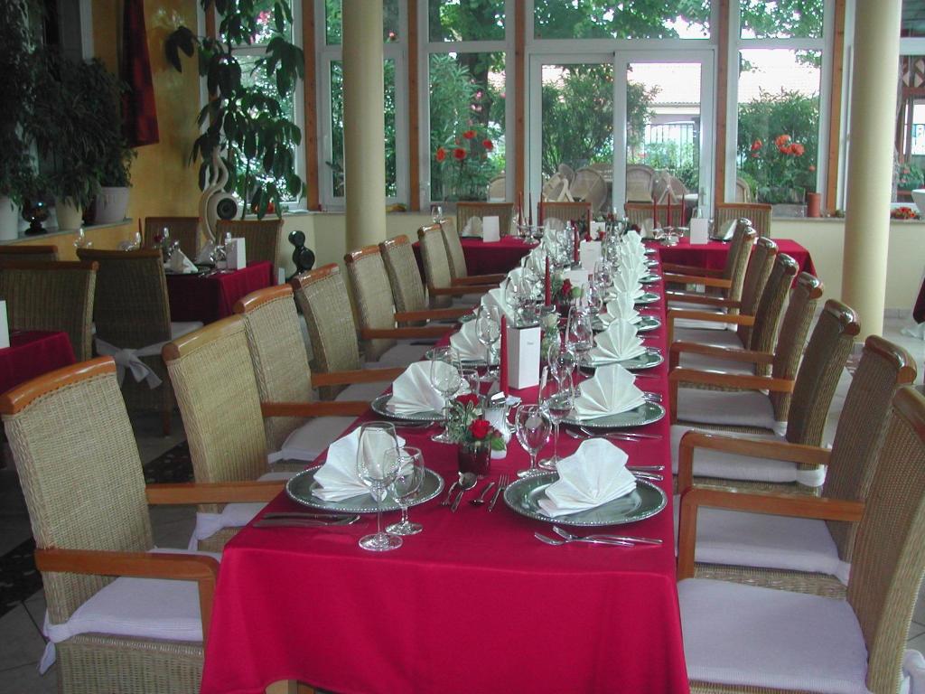 Restaurace v ubytování Hotel Restaurant Böck "Roter Hahn"