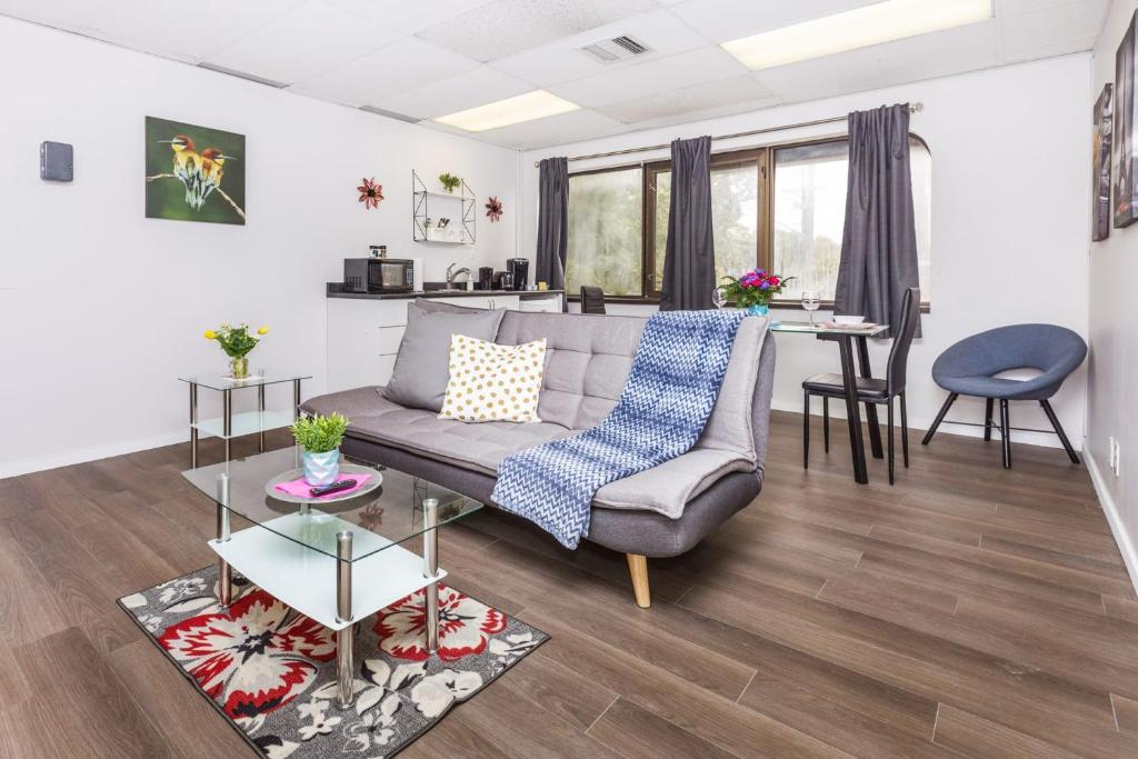 Upscale 1BR Apartment Steps to Little Italy, Ottawa, Canada