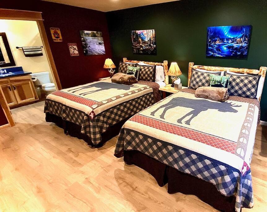 En eller flere senge i et værelse på Cedar Mountain Suite E
