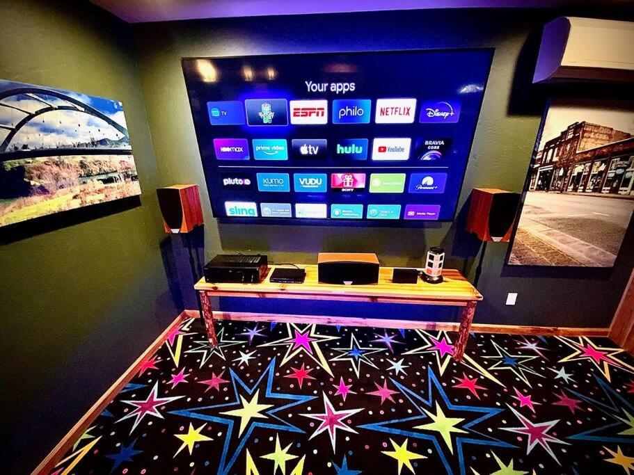 Zimmer mit einem TV, einem Tisch und einem TV in der Unterkunft Cedar A - Home Theater, Gamer Ready! in Grants Pass