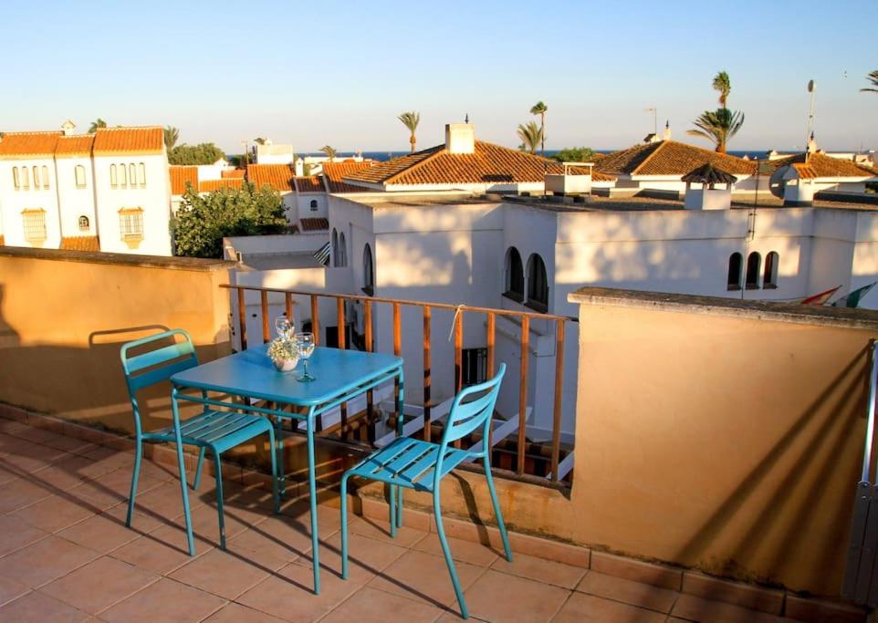 a blue table and chairs on a balcony at Ático con gran terraza a 50 metros de la playa de Casares in San Luis de Sabinillas