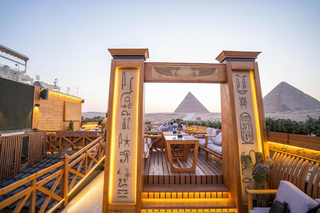 een restaurant met uitzicht op de piramides bij Great Pyramid Inn in Caïro