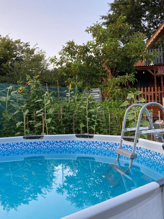 una piscina con una silla en un patio en Havuzlu kiralık Tinyhause, en Çekme