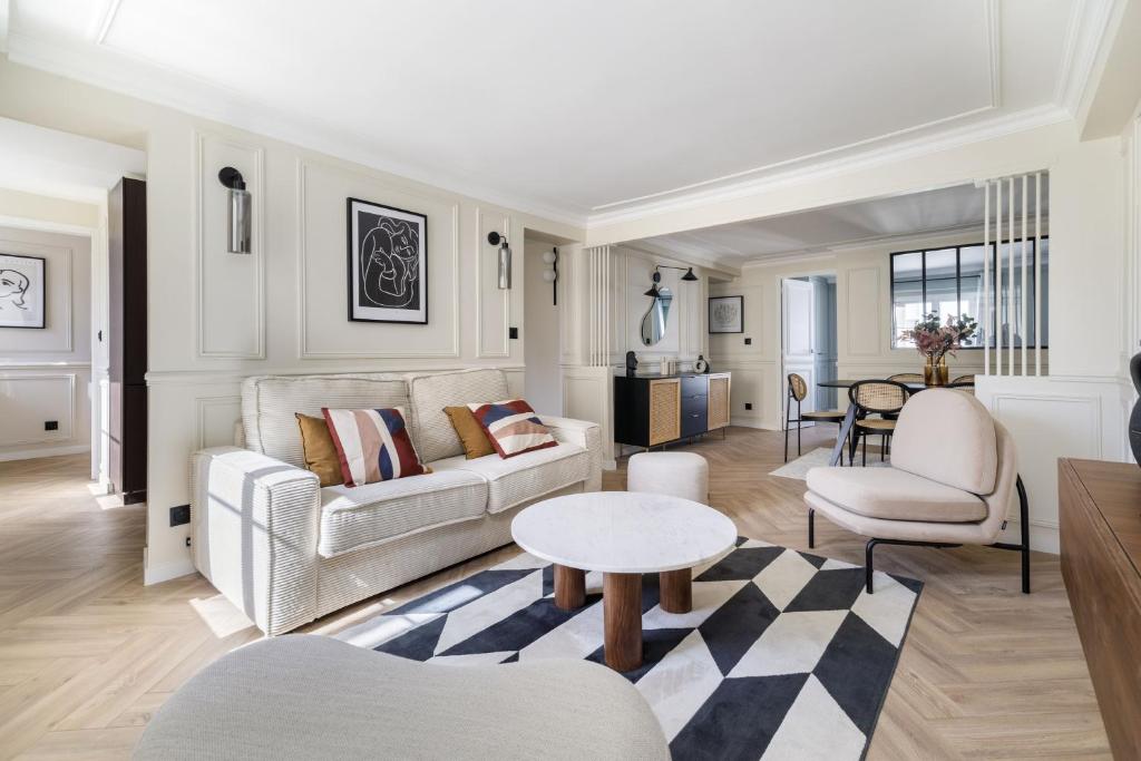un salon avec un canapé et une table dans l'établissement Poetic Stay - Louvre, à Paris