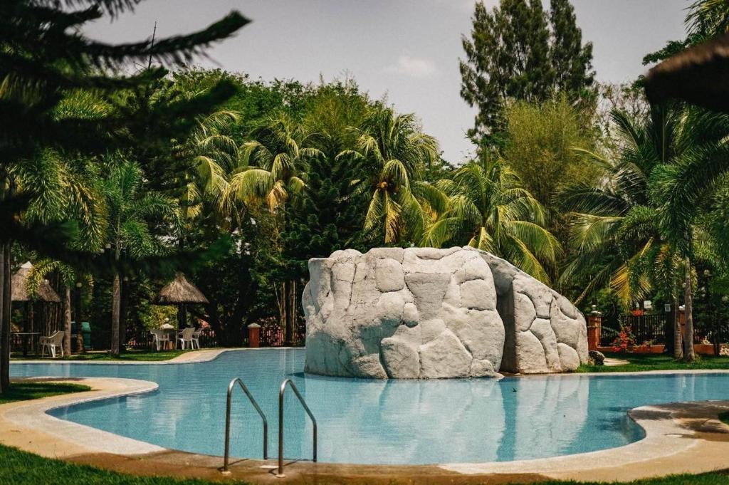 Bazén v ubytování Emerald Manor Hotel nebo v jeho okolí