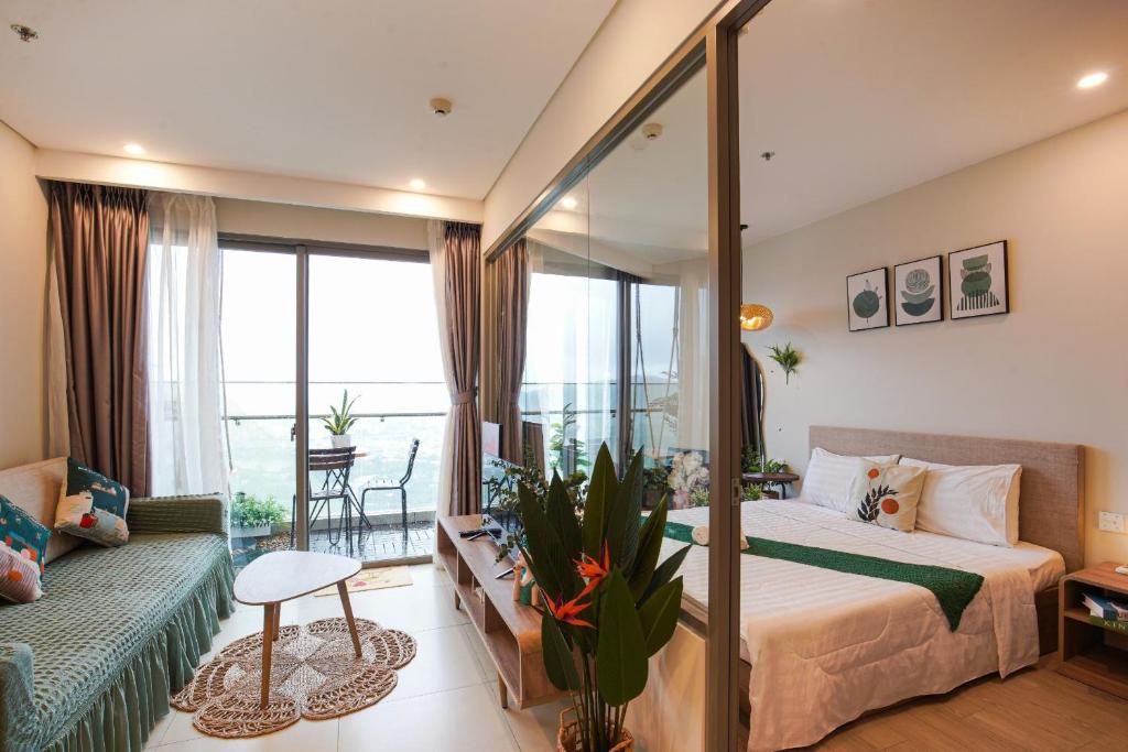 Habitación de hotel con cama y sofá en CONDOTEL THE SÓNG AN GIA VŨNG TÀU APARTMENT MrVƯƠNG en Vung Tau
