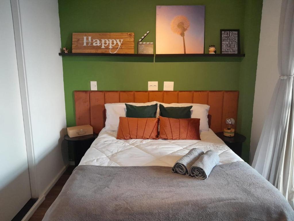 um quarto com uma cama com dois chinelos em Loft Aconchegante no coração do Bom Retiro. em São Paulo