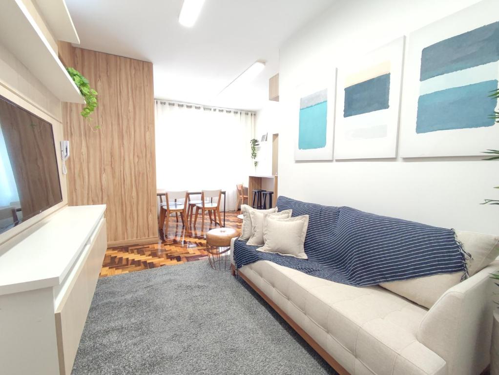 sala de estar con sofá y TV en Apartamento Sant'Ana, en Porto Alegre