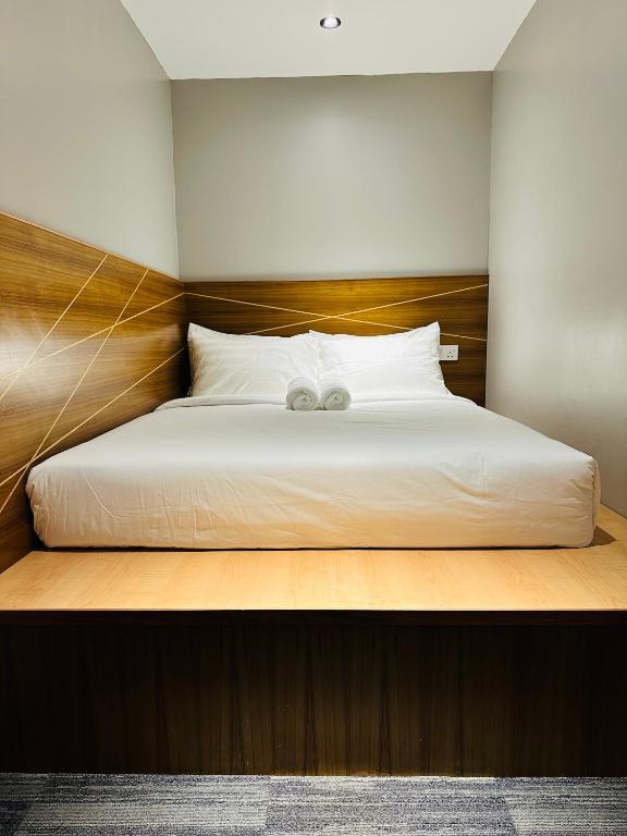 Postel nebo postele na pokoji v ubytování The Bed Bukit Bintang