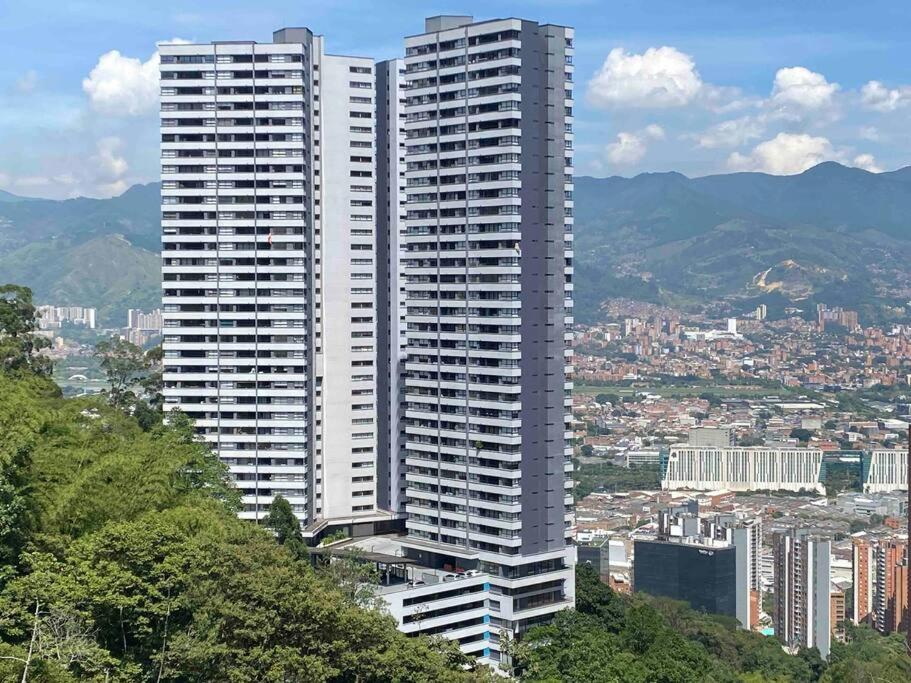 dos altos edificios blancos en la cima de una ciudad en TGBS AB 6 Pax, en Medellín