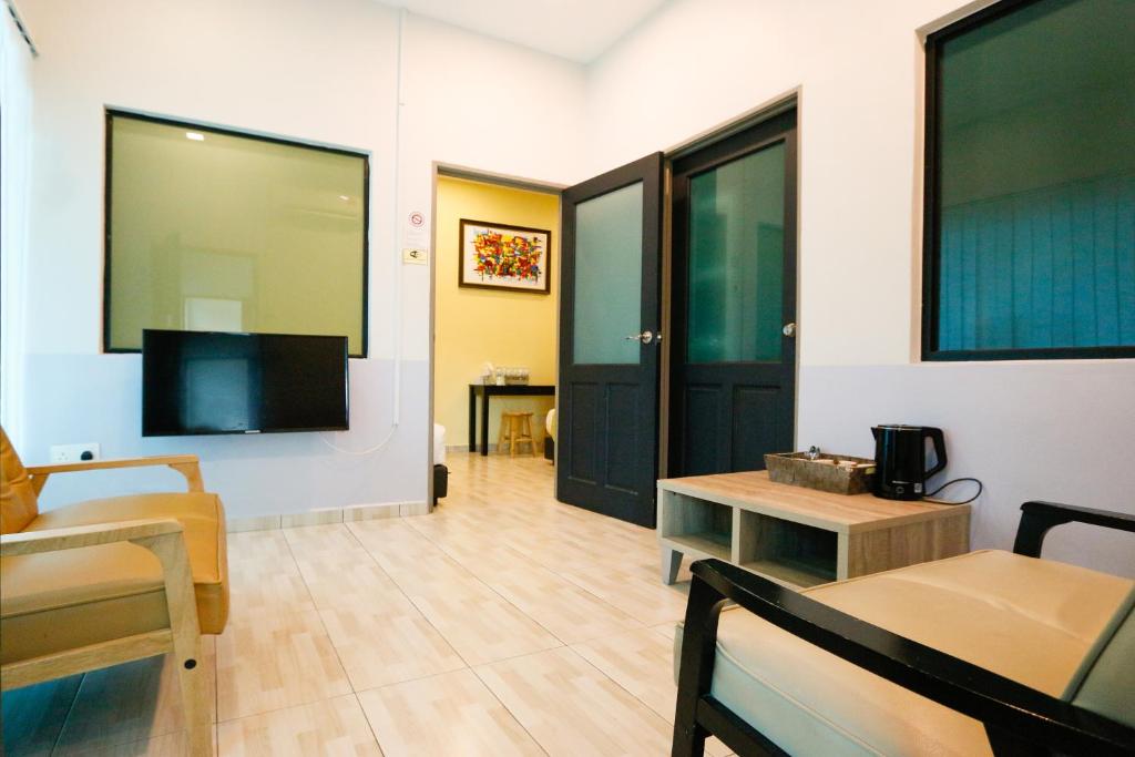 TV a/nebo společenská místnost v ubytování Travelland Hotel